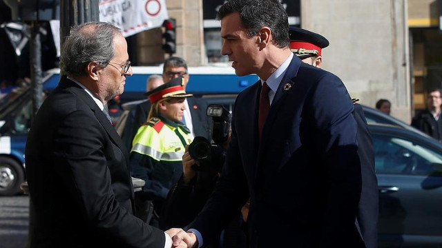 El presidente catalán, Quim Torra, recibe al presidente del Gobierno, Pedro Sánchez. EFE