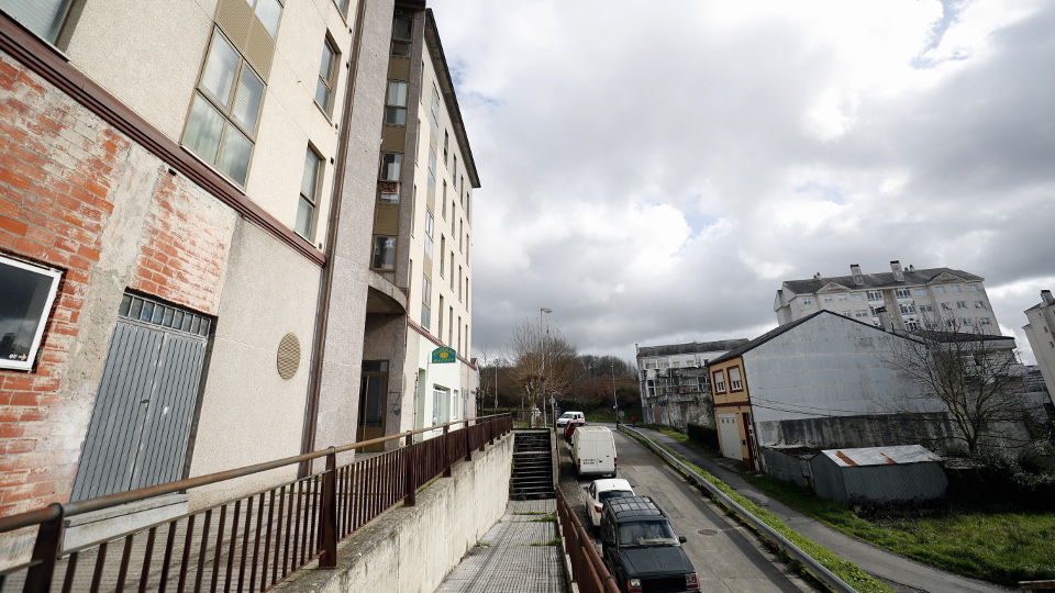 Exterior do edificio das Gándaras no que se atopou o corpo da muller EP