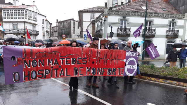 Pancarta de Monforte na manifestación en defensa dá sanidade pública. EP