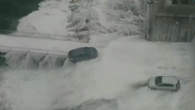 Coches cubiertos por el agua en el dique de abrigo de A Coruña. TVG