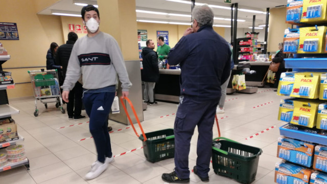 Medidas de seguridad en un Mercadona de Pontevedra. JAVIER CERVERA