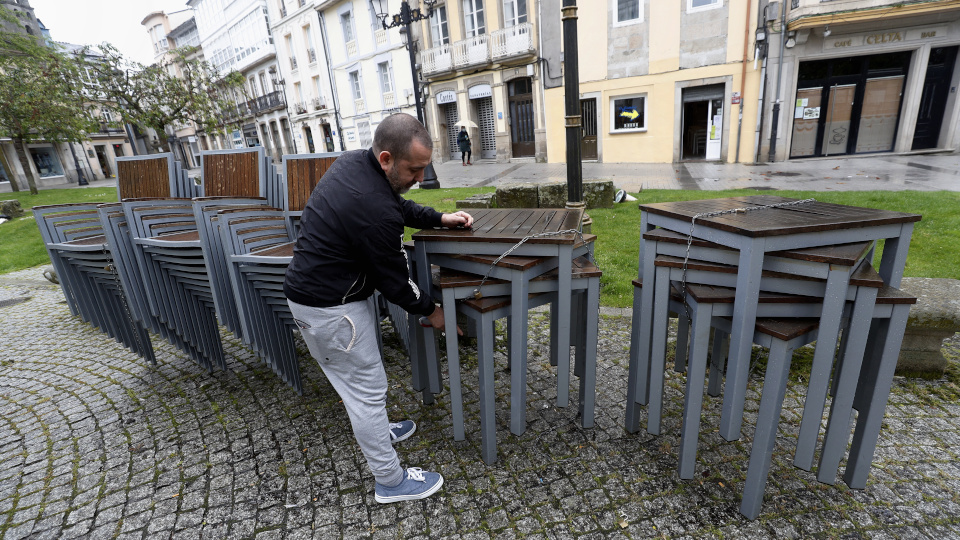Un hostelero de Campo Castelo revisando la terraza. XESÚS PONTE