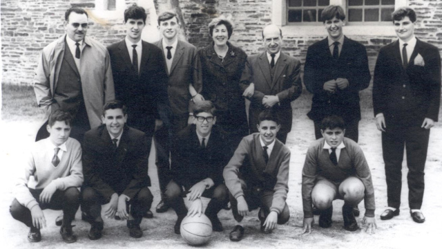 Carballo Calero, con
integrantes do equipo Liber Fingoi. COLEXIO FINGOI