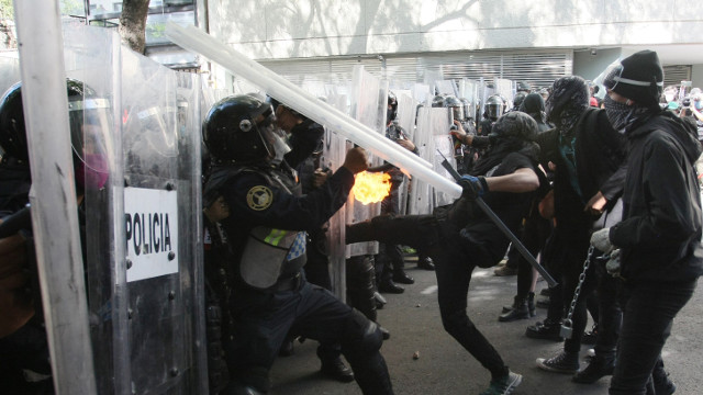 Protesta fronte á embaixada de EE UU en México. EFE