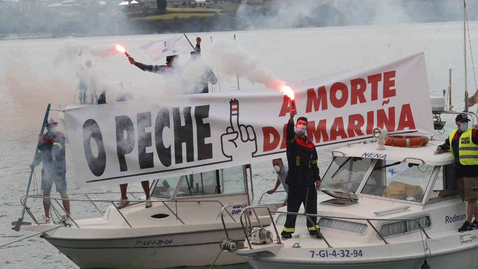 Manifestantes, en embarcacións fondeadas na contorna da Rapadoira XESÚS Ponche