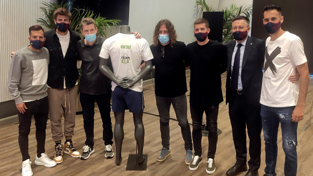 Unzué posa con los jugadores del FC Barcelona Jordi Alba, Gerard Piqué, Sergi Roberto y Sergi Busquets, el excapitán azulgrana Carles Puyol y el presidente del club tras la rueda de prensa. GINÉS MUÑOZ