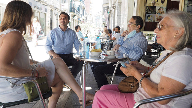 Caballero, este sábado cos seus pais e a súa irmá en Ponteareas. EFE.jg