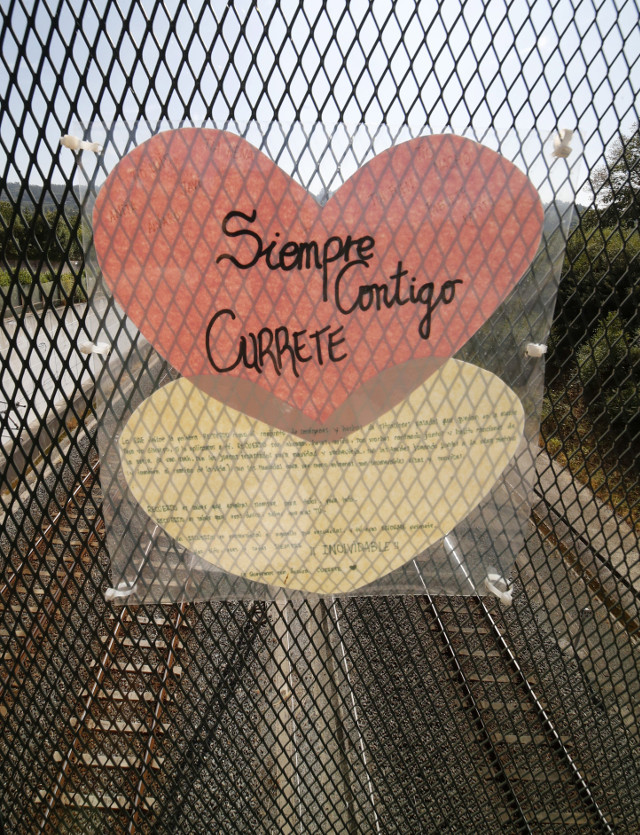 Recordos colocados en Angrois por familiares do Alvia accidentado en Santiago en 2013. EFE