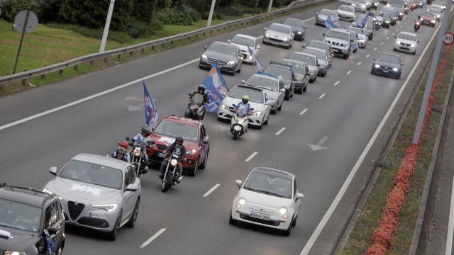 Coches con bandeiras e bufandas do Dépor na protesta deste venres. EFE