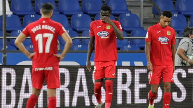 Varios xogadores do Fuenlabrada laméntanse tras o segundo gol do Deportivo. EFE