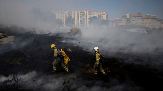 Una brigada de bomberos trabajando en San Pedro de Visma. EFE