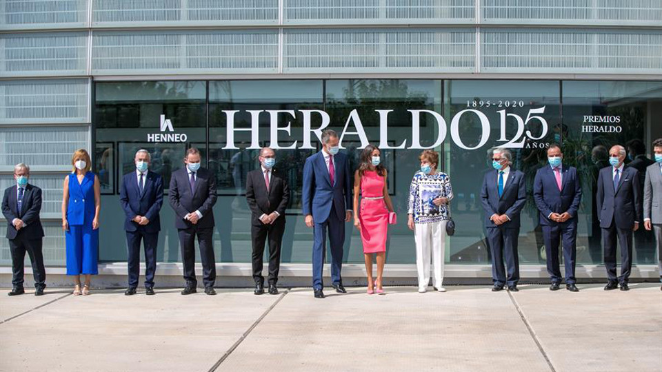 Los Reyes, junto a Lambán, Ábalos y Pilar de Yarza, entre otras personalidades. JAVIER CEBOLLADA