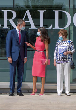 Los Reyes conversan con Pilar de Yarza. JAVIER CEBOOLLADA