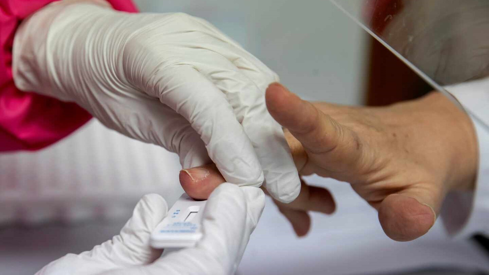 Unha sanitaria realiza un test serológico. AEP