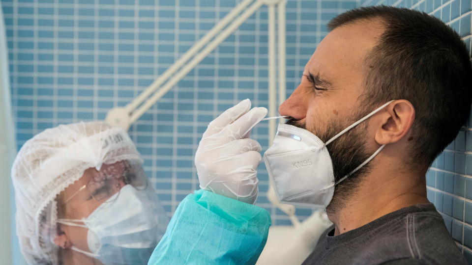 Unha sanitaria realiza unha proba PCR. MARCIAL GUILLÉN (EFE)