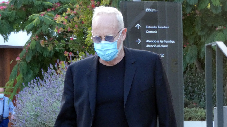 Mainat tras dar el último adiós a su exmujer, Rosa María Sardá. EUROPA PRESS