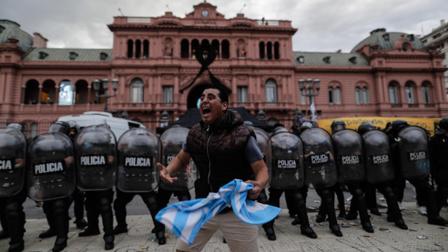 Hubo algunos enfrentamientos entre aficionados y policías ante la Casa Rosada. JUAN IGNACIO RONCORINI