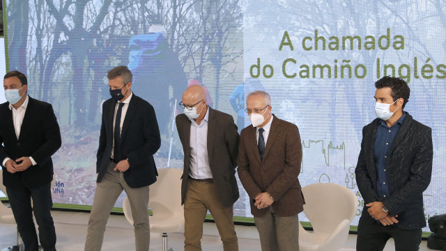 Gómez Noya (derecha) y autoridades, este miércoles en la presentación del vídeo. EFE