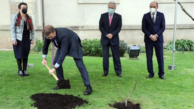 Acto institucional conmemorativo do Día de Rosalía de Castro. O acto comeza no vestíbulo principal do Parlamento de Galicia coas intervencións do presidente da Fundación Rosalía de Castro, a presidenta do Consello da Cultura Galega, o presidente do Parlamento de Galicia e o presidente da Xunta de Galicia.