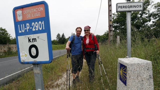 Hans y Lucía Webber, en un descanso del Camino Primitivo a su paso por Lugo. XESÚS PONTE
