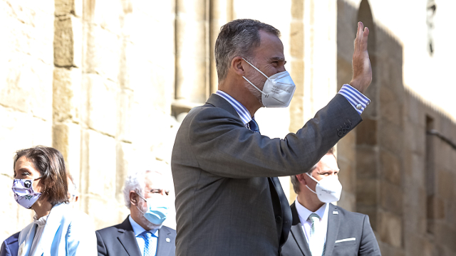 Felipe VI saluda delante de Fonseca. LUIS POLO