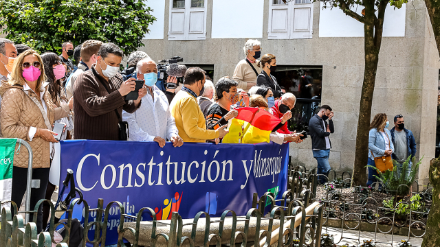 Pancartas en favor de la Constitución y la monarquía. LUIS POLO
