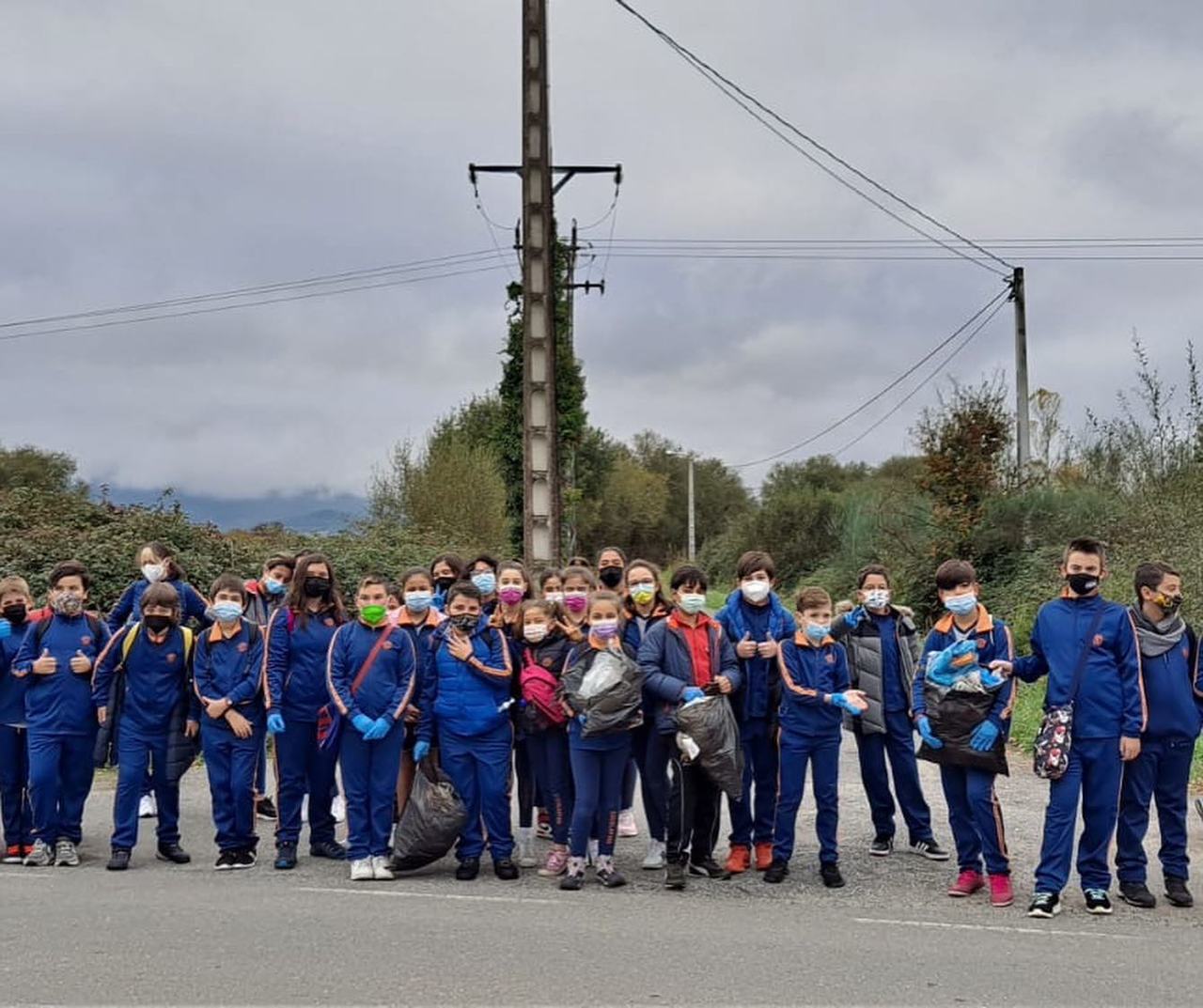 Los alumnos de sexto de los Escolapios no dejaron ni rastro de desperdicios en los kilómetros del Camino de Invierno que recorrieron.