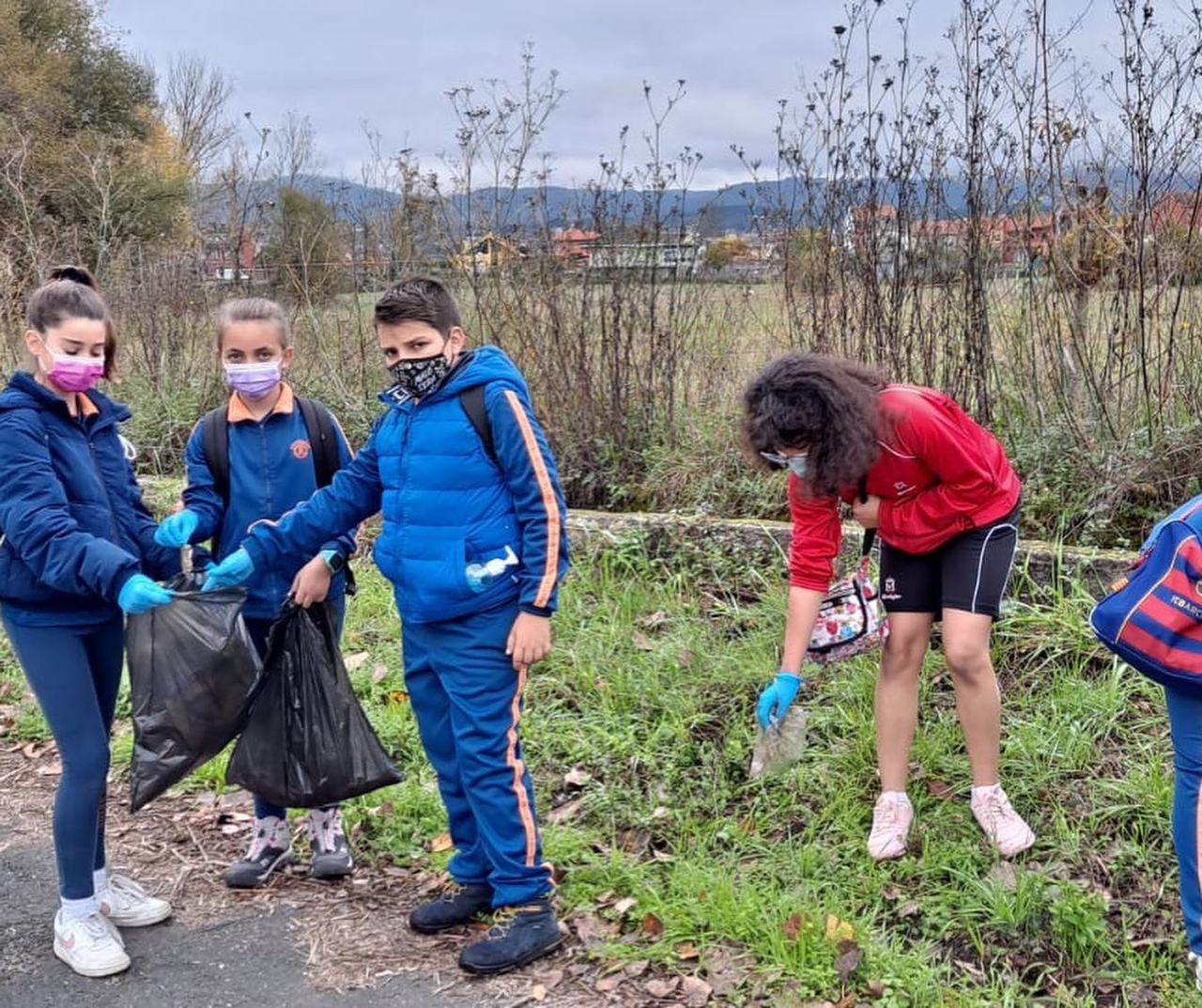 Los alumnos de sexto de los Escolapios no dejaron ni rastro de desperdicios en los kilómetros del Camino de Invierno que recorrieron.