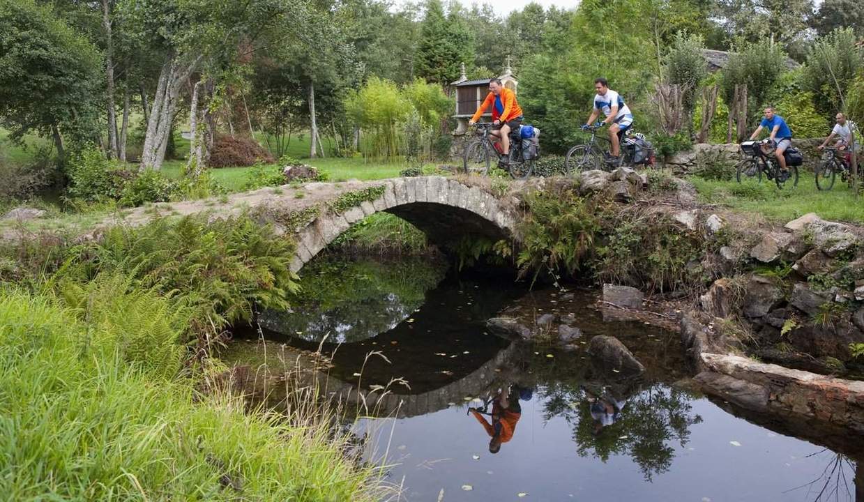 Peregrinos en la ruta xacobea a su paso por Palas de Rei. EP