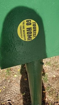 Imaxe tomada en verán na rúa de San Roque coa lenda 'Tourist go home'. CEDIDA