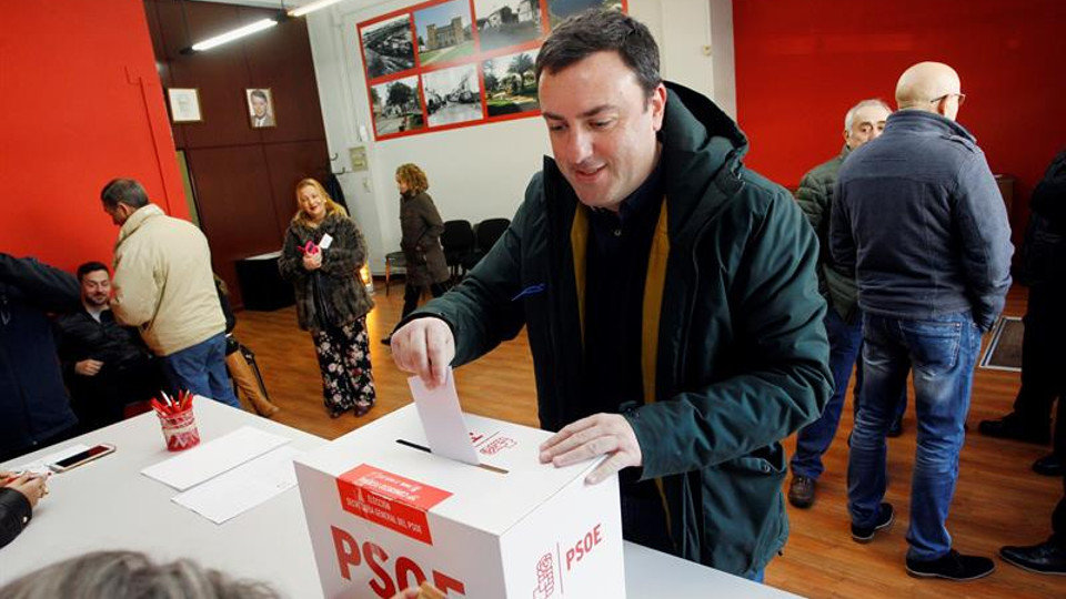 Valentín González Formoso vota en las primarias coruñesas. KIKO DELGADO (EFE)