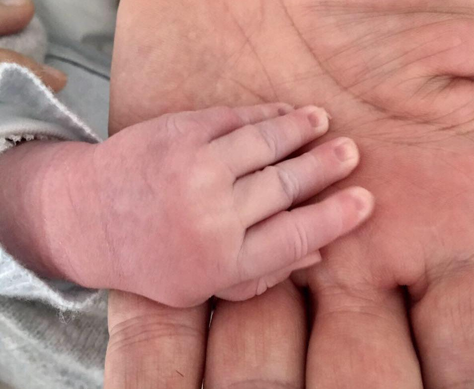 Imagen difundida por Alberto Núñez Feijóo tras el nacimiento de su hijo. TWITTER