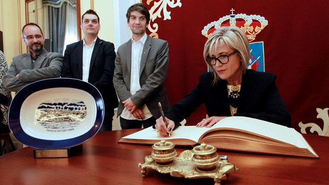 Julia Otero firma en el libro de honor de Ferrol. KIKO DELGADO