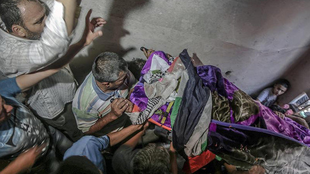 Traslado del cuerpo de la voluntaria. EFE