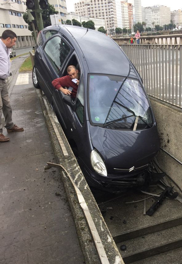 Coche empotrado en Orzán