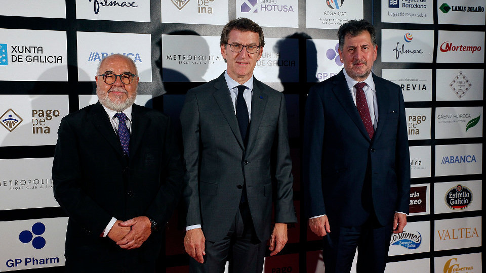Feijóo, flanqueado por los empresarios Julio Fernández y Amancio López Seijas. EP