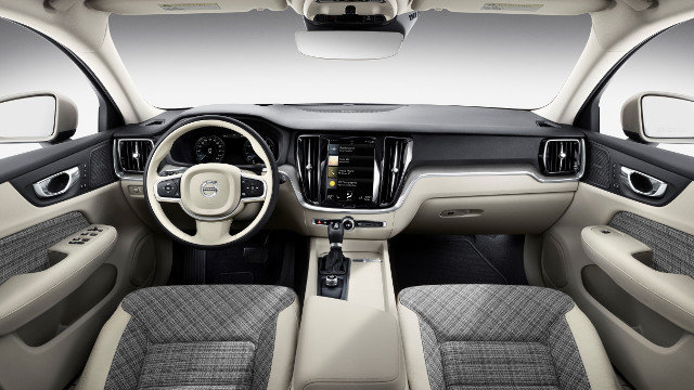 223529_New_Volvo_V60_interior