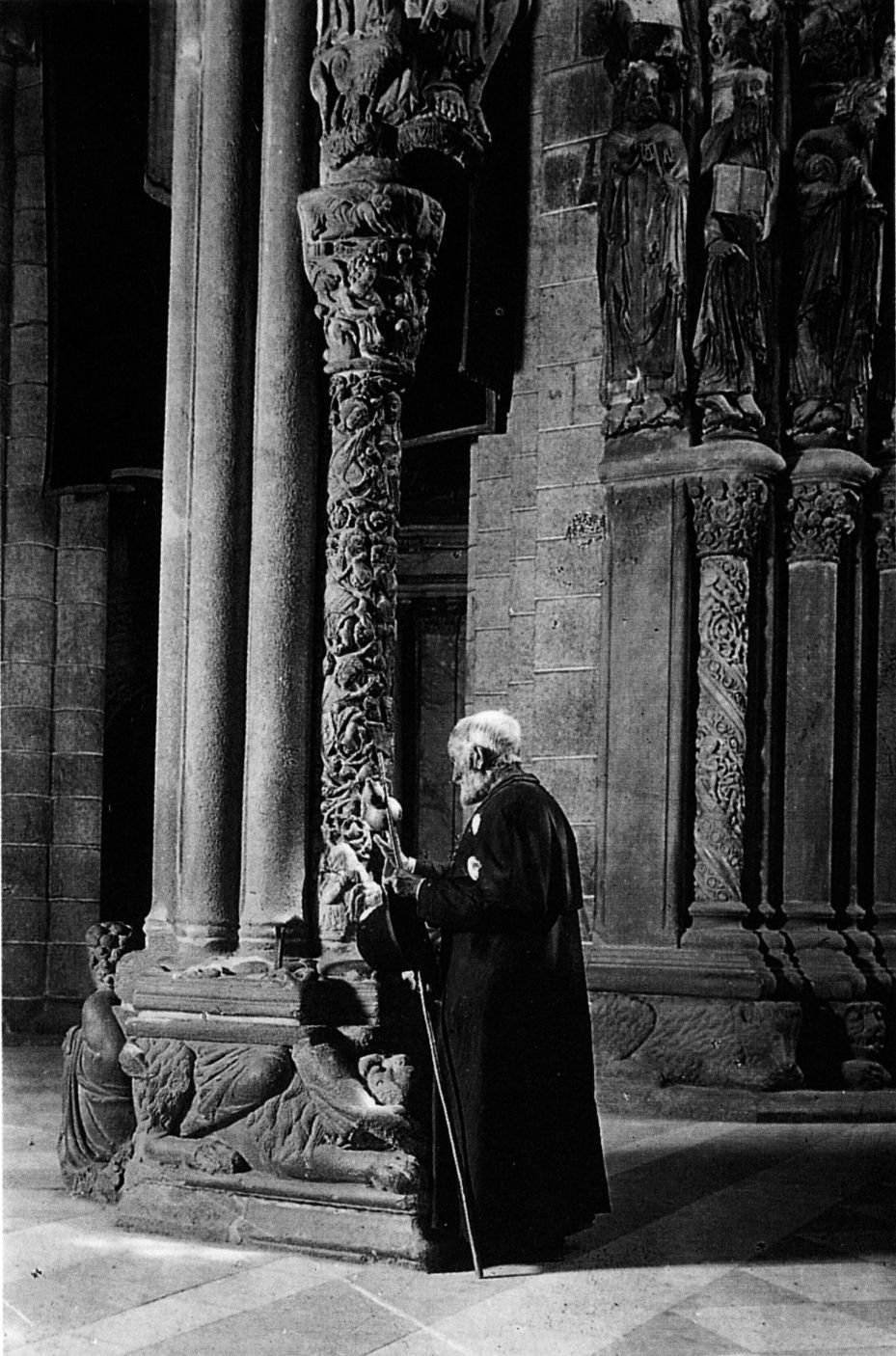 Un peregrino no Pórtico da Gloria. EP