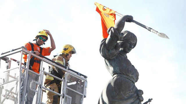 María Pita enarbola la bandera de Alcoa. CABALAR (EFE)