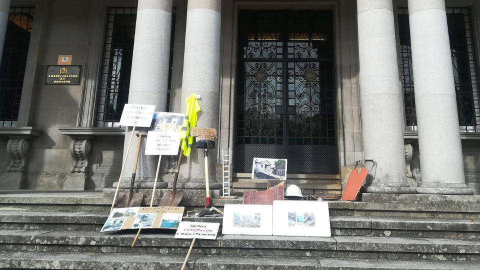 Material que los vecinos de Paramos dejaron ante la Subdelegación del Gobierno. DP