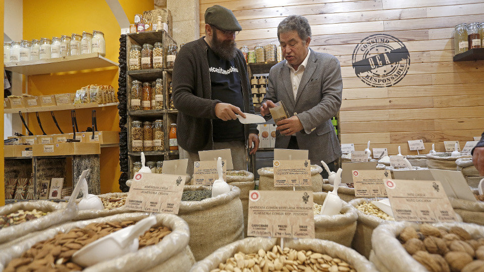 Rodrigo Cota, de compras con el alcalde de Pontevedra. JAVIER CERVERA