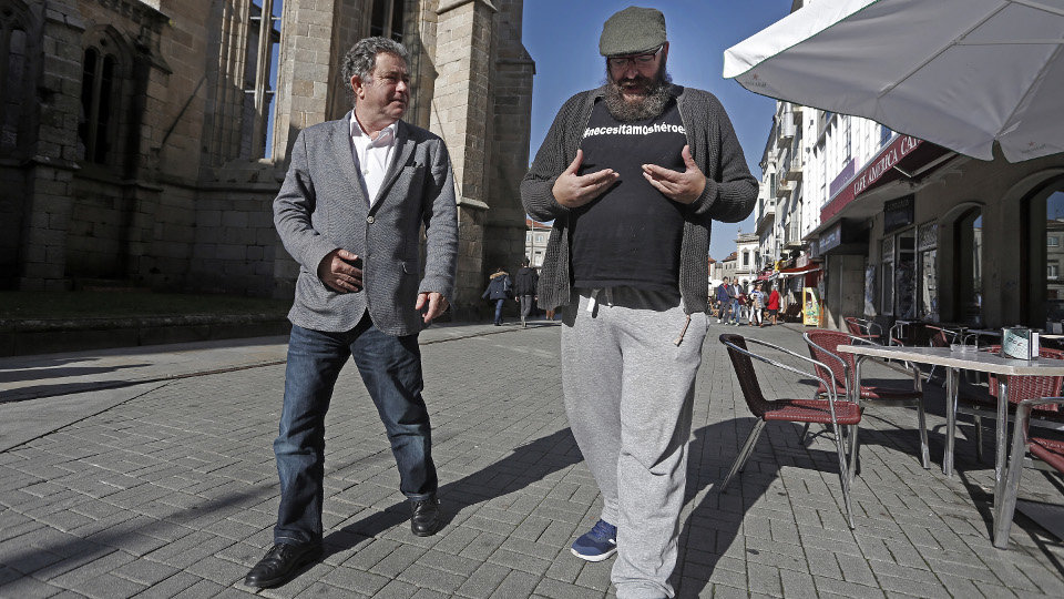 Rodrigo Cota paseando por Pontevedra junto a Miguel Anxo Fernández Lores. JAVIER CERVERA