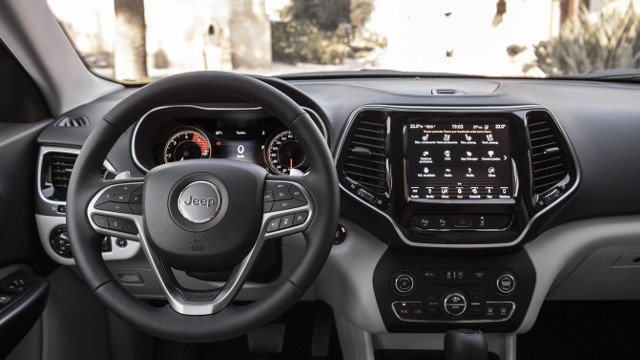 180906_jeep_New-Cherokee-int_03