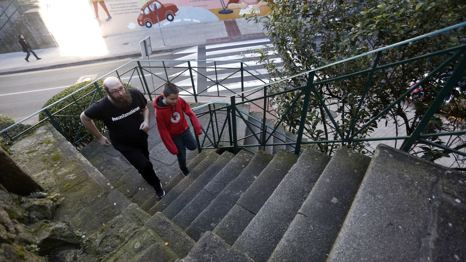 Cota corriendo con su sobrino Hassim. JAVIER CERVERA