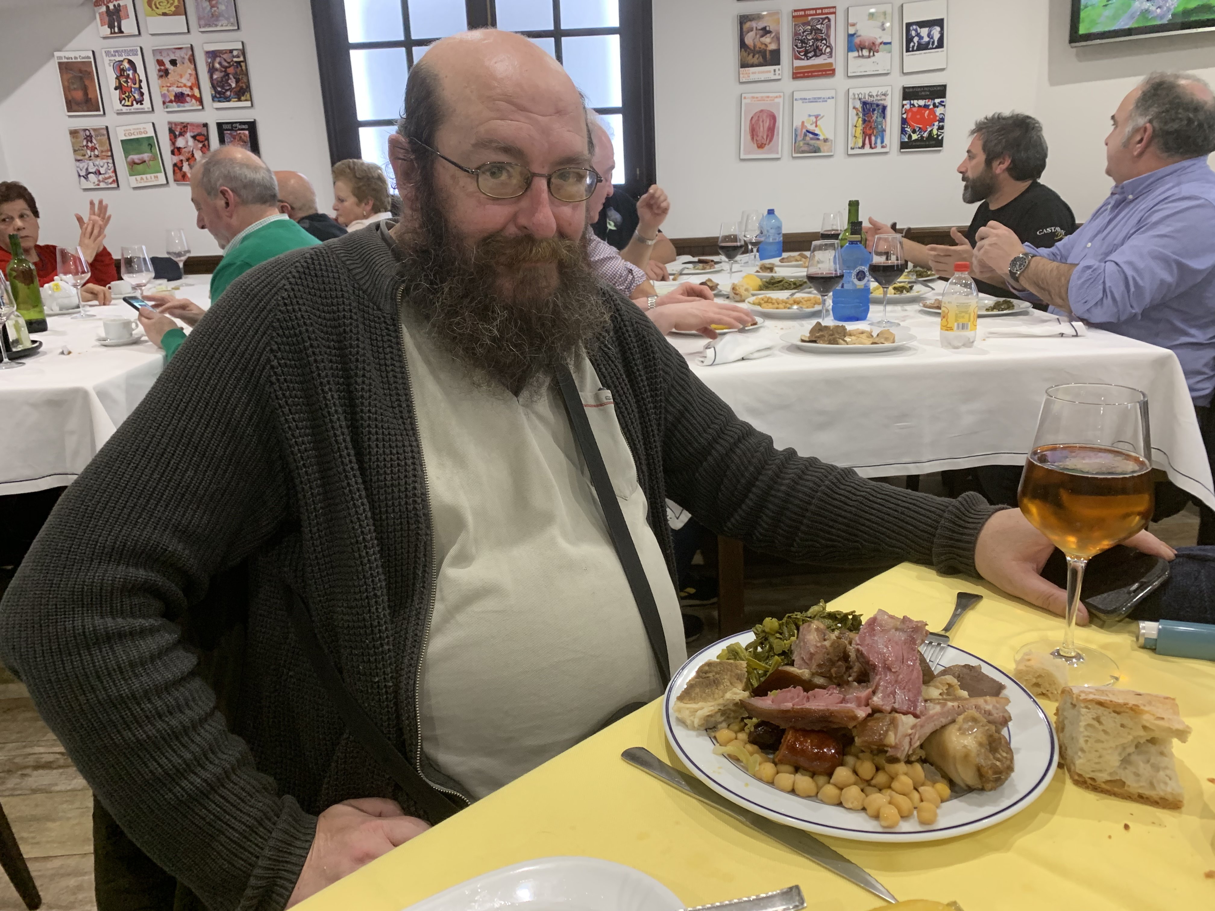 Rodrigo Cota tomando cocido en Lalín. JAVIER CERVERA