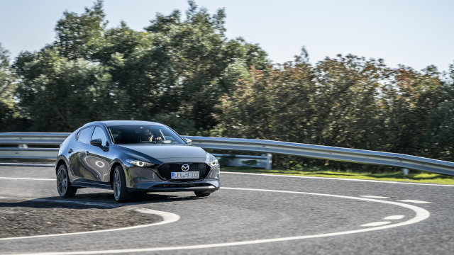 Mazda3_HB_Polymetal_Action-16