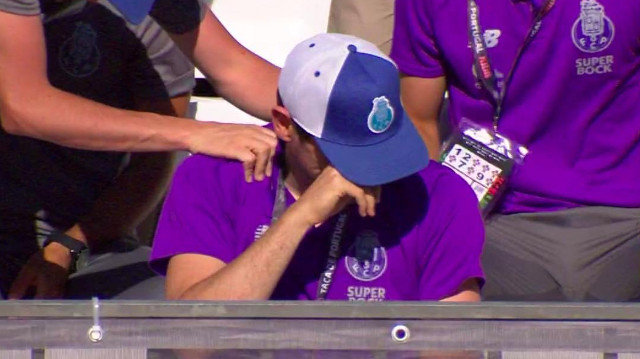 Casillas se emociona en la grada. TWITTER