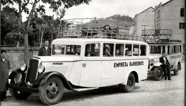 Autobuses de la empresa familiar, en 1934 en Ourense.EFE