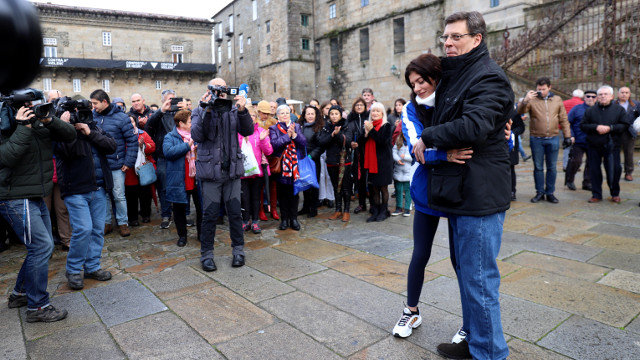 Valeria y Juan Carlos Quer se abrazan en la concentración en el Obradoiro. PATRICIA FIGUEIRAS