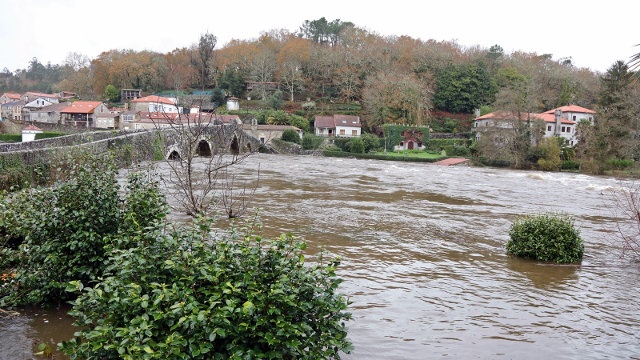Desbordamiento del río en Ponte Maceira. LUÍS POLO
